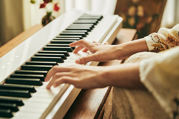 O toque delicado e expressivo de um piano de cauda