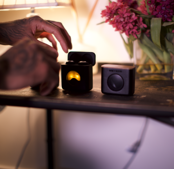 Um par de alto-falantes sem fio compactos com classificação IPX4