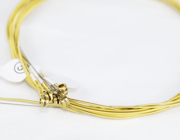 Cordes de guitare acoustique gainées de laiton pour un son riche et une stabilité durable