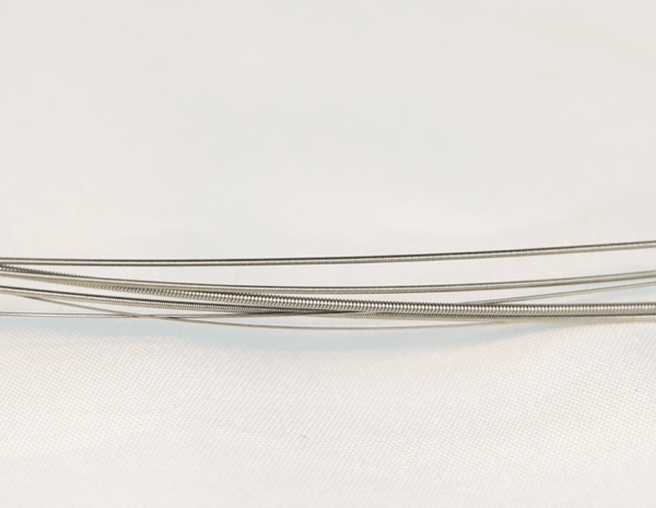 Cordas de guitarra elétrica niqueladas, para um timbre rico, durabilidade e tocabilidade expressiva.