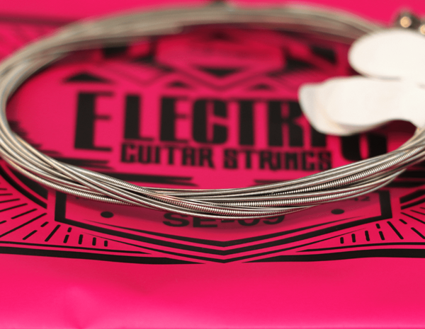 Cordas de guitarra elétrica em liga niquelada para um timbre brilhante e encorpado, além de durabili